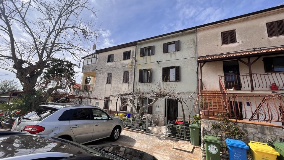 Haus mit drei wohnungs im Novigrad